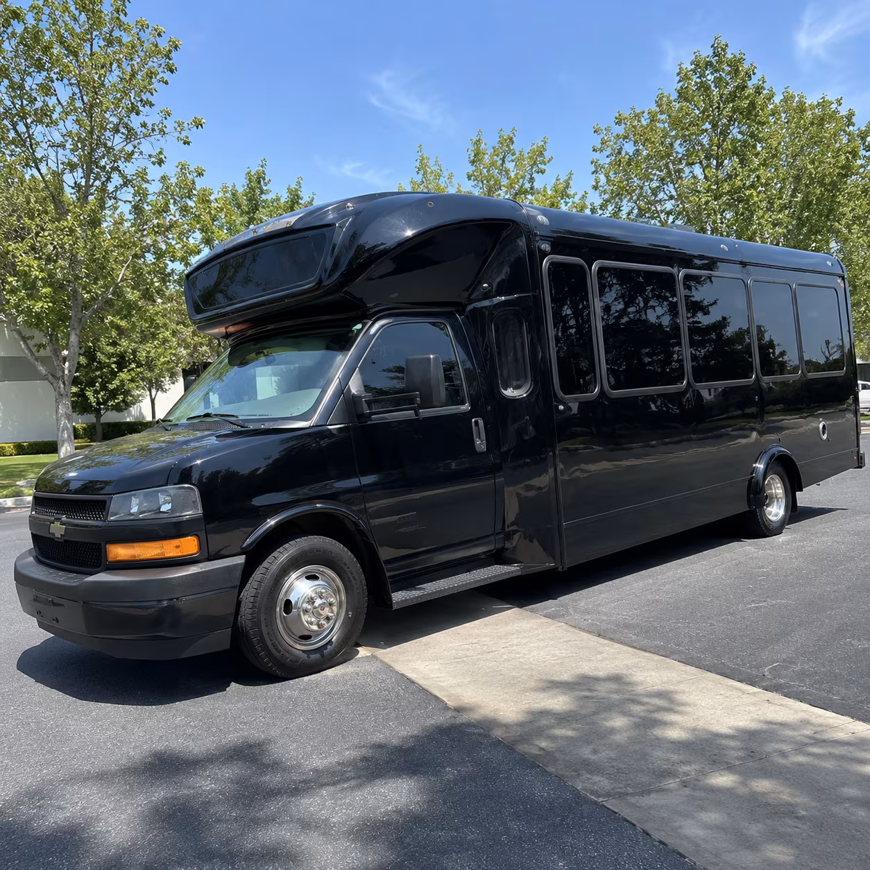 overland park 15 passenger party bus