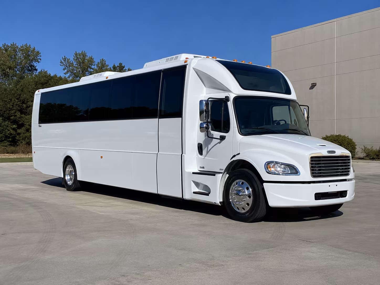 overland park 28 passenger party bus
